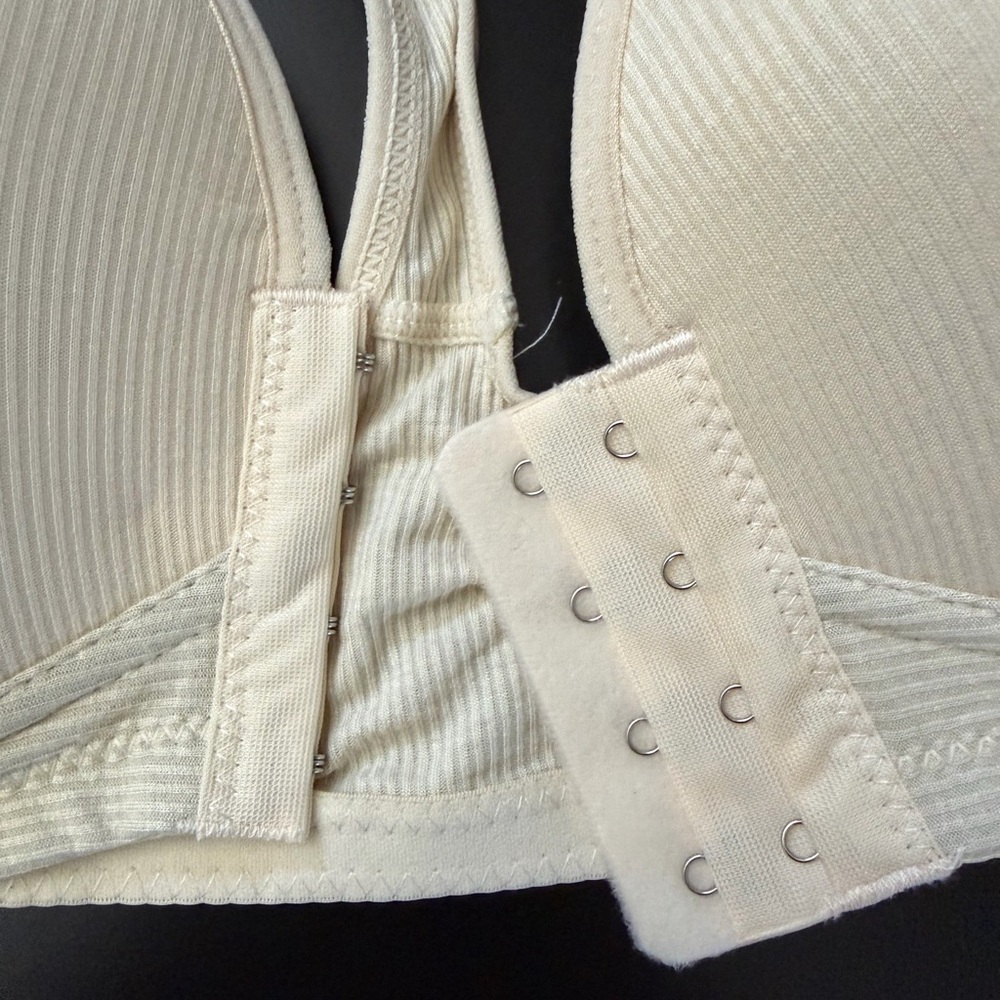 6 Large Front Close Wireless Bras - Picture 3 of 5